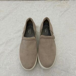 Clark’s Light Tan SuedeUtra Comfort slip on loafer sz 7.5